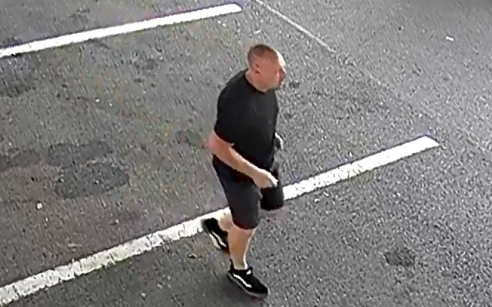 Policie pátrá po podezřelém, který na parkovišti u Makra odcizil z auta více než 160 tisíc