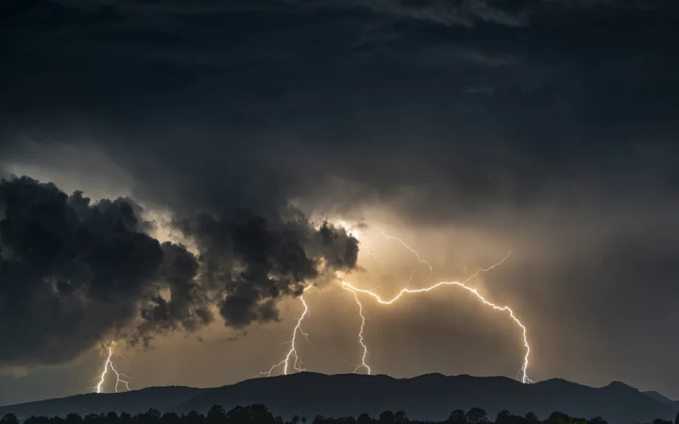 Večer dorazí do Čech silné bouřky, varovali meteorologové