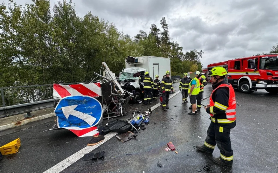 Na dálnici D3 u Tábora se střetla dodávka s vozidlem údržby, řidič zůstal ve voze zaklíněný