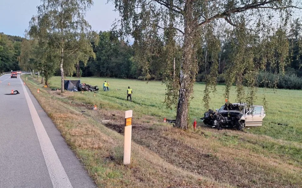 Tragická dopravní nehoda. Na Jindřichohradecku se čelně srazila dvě osobní auta