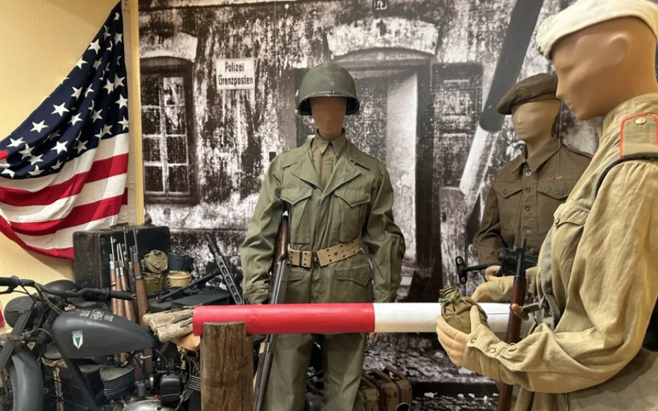 Unikátní výstava poutavě představuje historii ostrahy hranic na Českokrumlovsku v letech 1918 - 2007