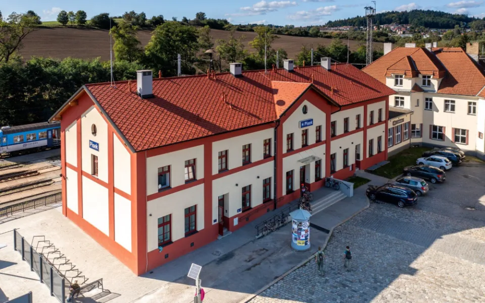 Prostor před vlakovým nádražím v Písku čeká rekonstrukce, vyřeší parkování aut i sdílených kol