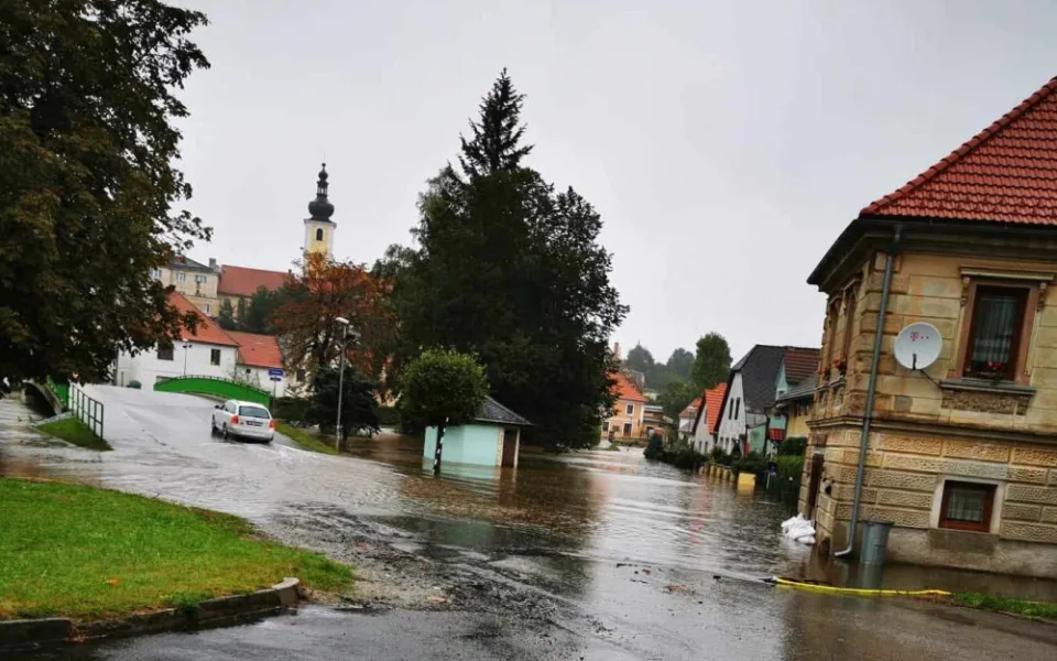 V Benešově nad Černou na Českokrumlovsku voda natekla do dvou desítek domů