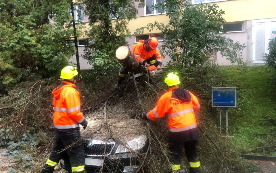 Motorkář v potoku, srážka se stromem a dva podchlazení, to je povodňová bilance jihočeských záchranářů