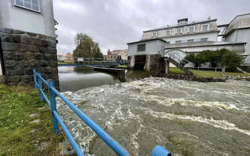 Obyvatelé části Veselí n. Lužnicí se ráno evakuovat nemusí, hrozba však stále trvá