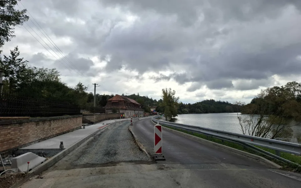 Ve Lnářích tento týden zprovozní část opravovaného úseku, práce na kruhovém objezdu budou pokračovat