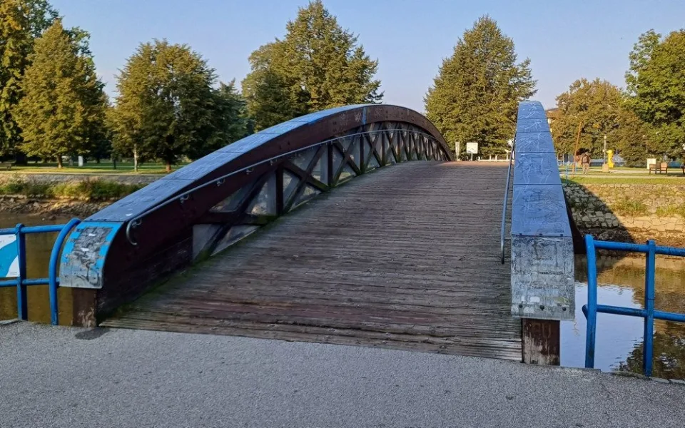 Dřevěnou lávku na Sokolský ostrov čeká rekonstrukce, uzavřená bude až do listopadu