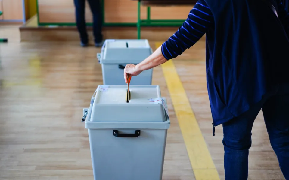 Druhý den voleb začíná. Lidé si volí nové krajské zastupitele i senátory.