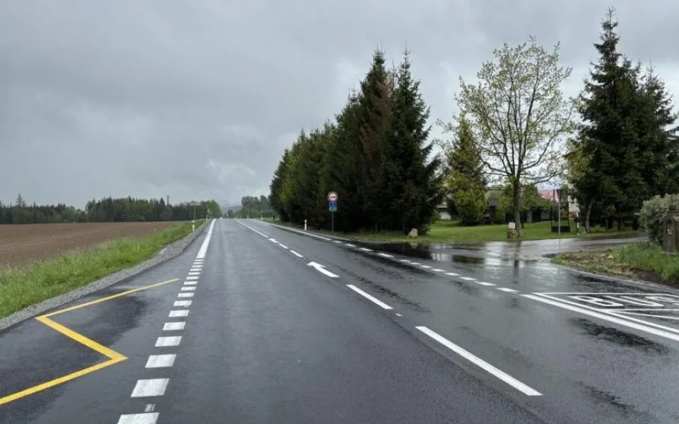Silnice I/3 mezi Hubenovem a Kaplicí se opravuje. Jezdí se kyvadlově