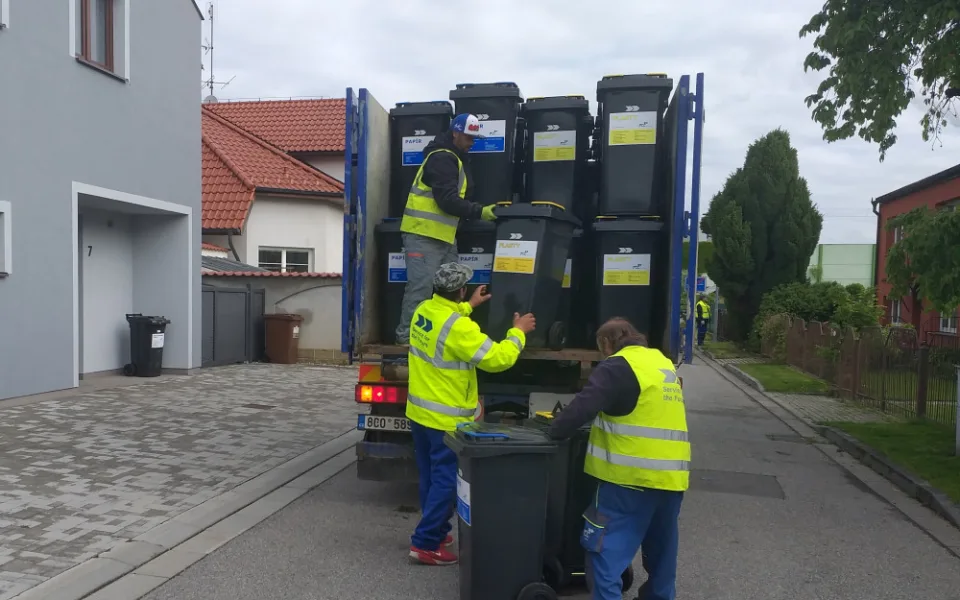 České Budějovice nadále rozšiřují projekt třídění odpadů od prahu domů.
