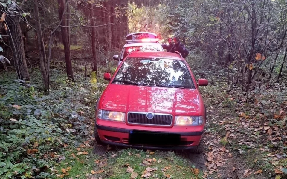 Mladý muž se zákazem řízení ujížděl před policií. Zastavila ho až prostřelená pneumatika