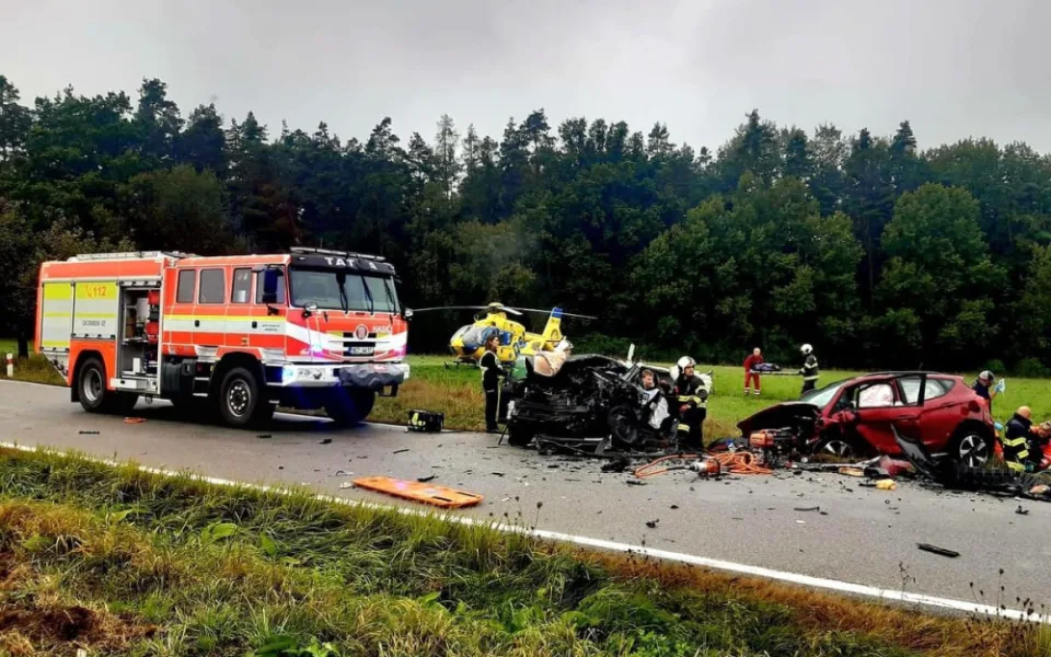 U Týna nad Vltavou se srazila dvě auta. Starší řidička nehodu nepřežila