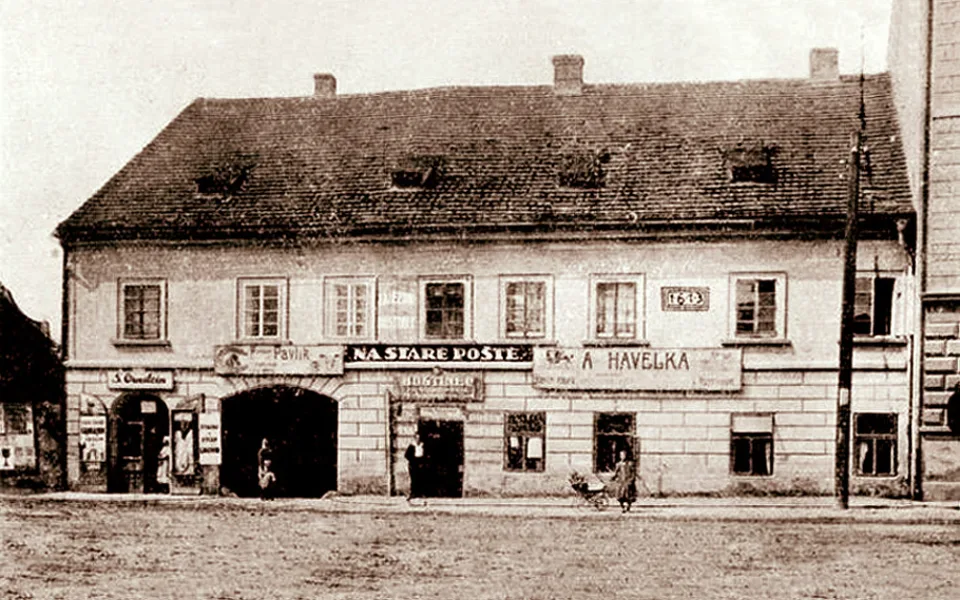 Stará pošta na Pražské. Sídlila tam v hostinci už od roku 1533. Patří k poštovní historii. Zvláštní je, že poslední stavitel Černé věže Vincenc Vogarelli se na poštu přiženil a stal se poštmistrem.