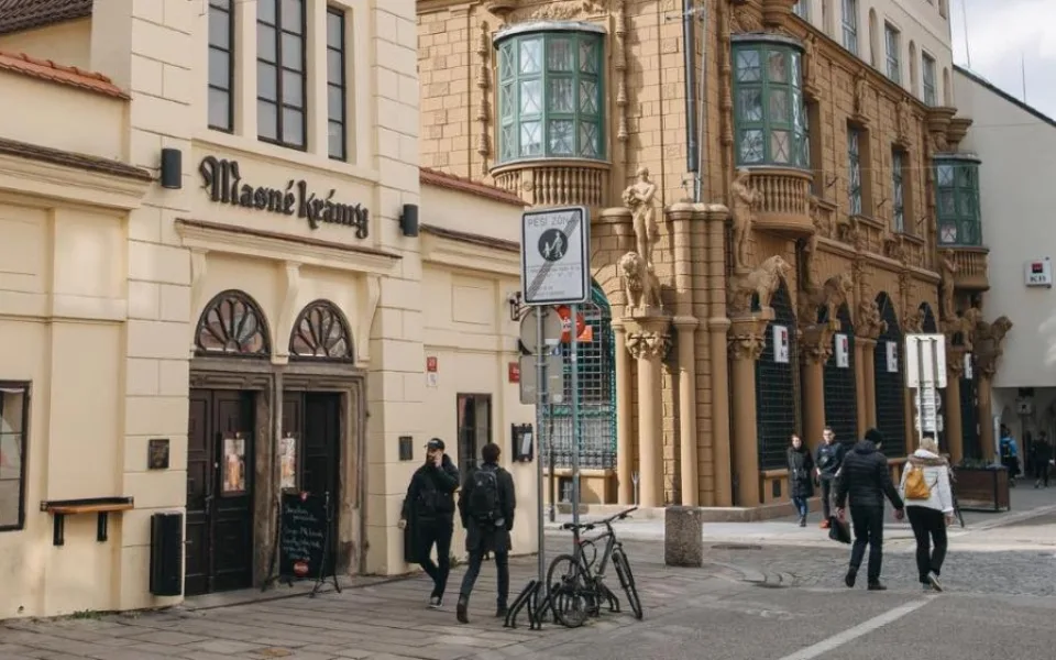 KULTURNÍ TIPY: Kam zajít o víkendu? Mejdan na Střeše, REUSE festival a Masný trh
