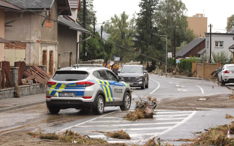 Práce policistů během povodní byla klíčová. Mnozí nasazovali vlastní životy