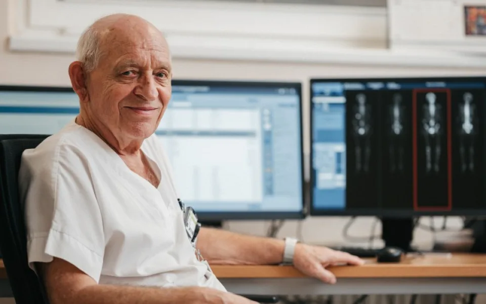 Emeritní primář českobudějovické nemocnice Ladislav Šabata byl oceněn za svůj přínos nukleární medicíně