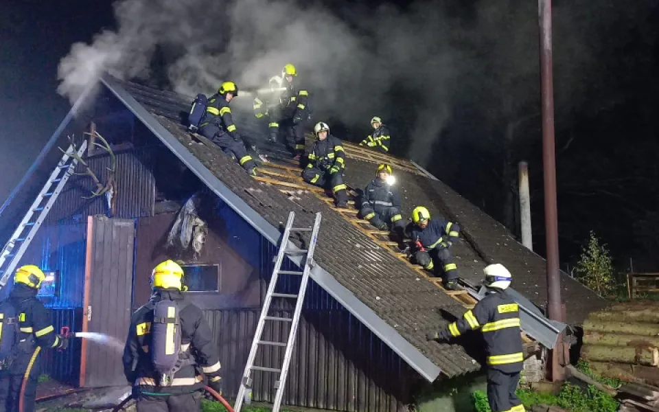Ve Žďáře hořela myslivna, hasiči požár zkrotili za méně než dvě hodiny