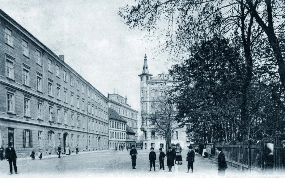 DRBNA HISTORIČKA: Odvážný snímek dámy na velocipédu, měl mezi muži v 19. století velkou oblibu