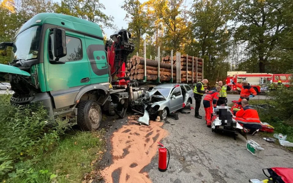 U obce Mláka se srazil kamion s osobním automobilem, pro těžce zraněného řidiče přiletěl vrtulník