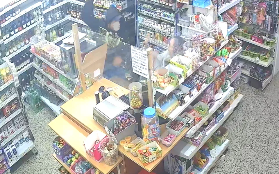 Ozbrojený recidivista vykradl v Písku malý obchod, za pár minut se do něj vrátil a zkusil to podruhé