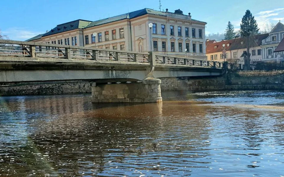 Most Edvarda Beneše v Českém Krumlově se pro dopravu uzavře už v pondělí.
