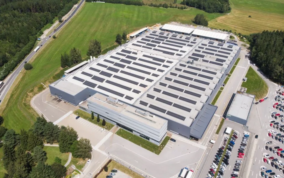 ENGEL instaluje novou fotovoltaiku