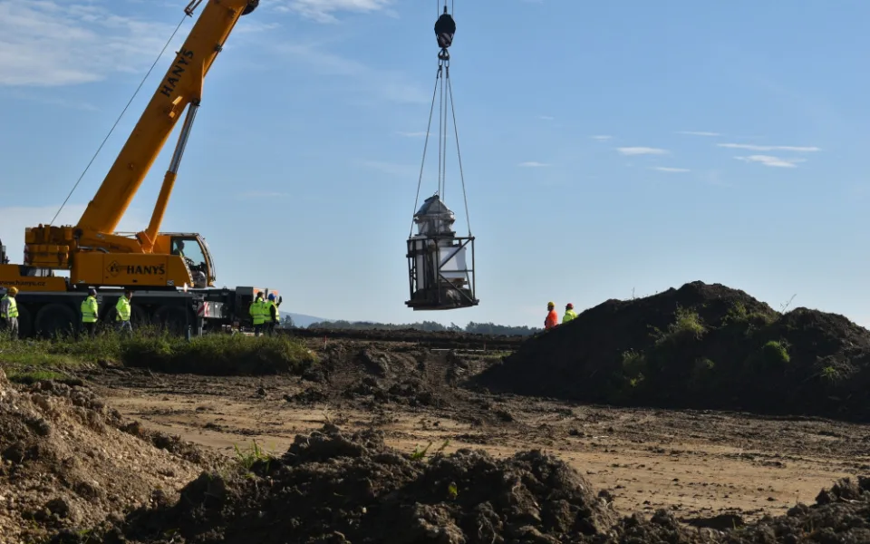 Jeřáb, bednění a polystyrenové desky. Dělníci zachraňovali kapličku, která stála v trase nové silnice