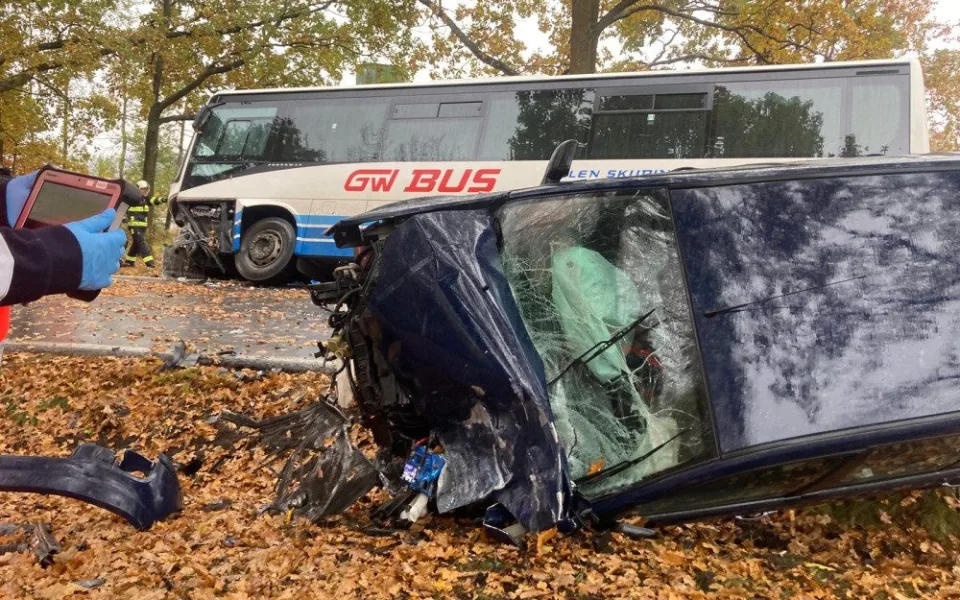 U Čakova se srazil autobus s autem. Nehoda se obešla bez vážnějších zranění