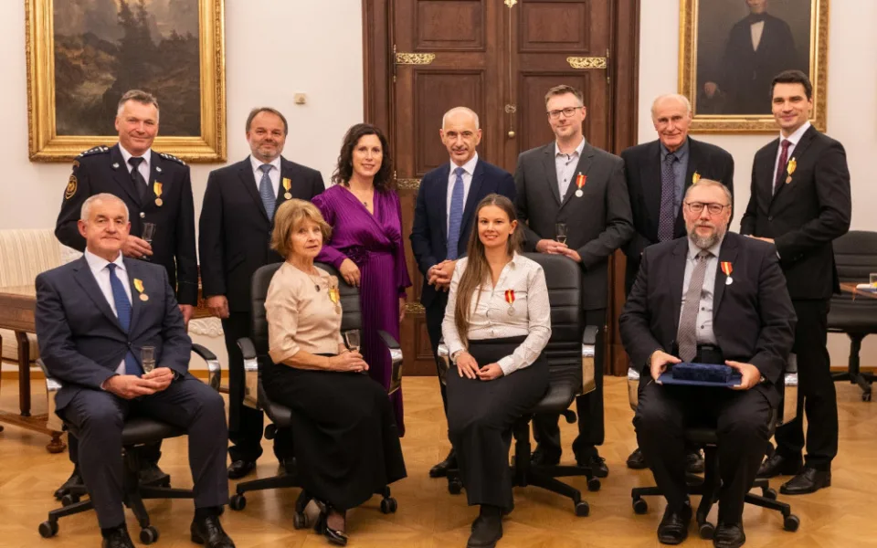 Profesor Martin Hilský převzal od primátorky Českých Budějovic Dagmar Škodové Parmové medaili Za zásluhy