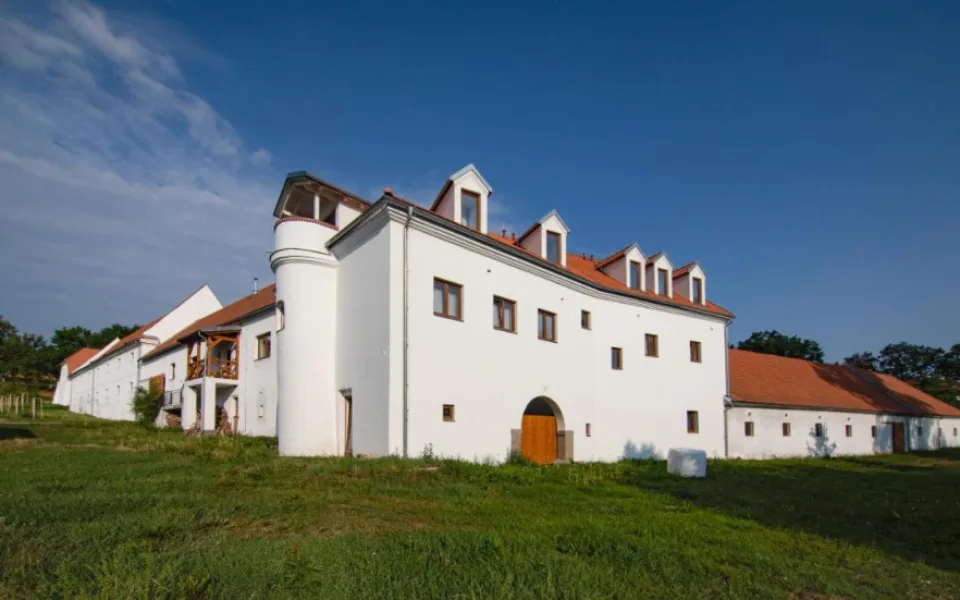 Tvrz Skočice je kouzelné místo pro svatbu v srdci Jižních Čech