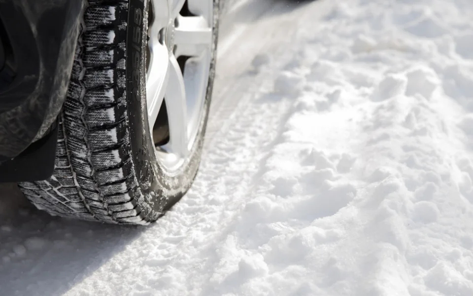 Blíží se ranní mrazíky, které volají po obutí automobilu do zimních pneumatik