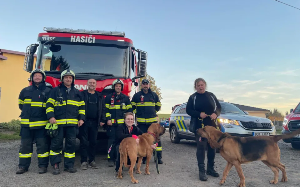Policistka se ve volnu zapojila do pátrání po seniorce. Našla ji schoulenou v křoví