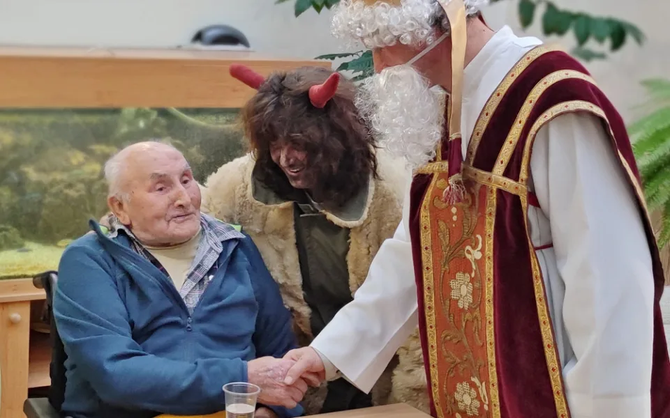 Hospici sv. Jana N. Neumanna zve na rozsvícení vánočního stromečku a benefiční jarmark