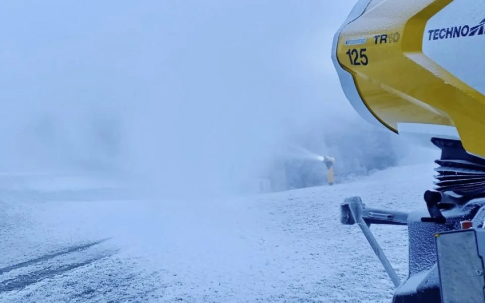 Skiareál Hochficht na Šumavě začal v noci na dnešek zasněžovat sjezdovky