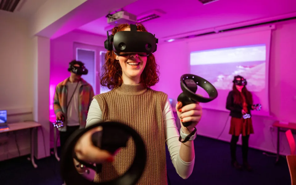 Virtuální realita, finanční gramotnost i základy první pomoci při autonehodě – letošní Týden vzdělávání dospělých nabídne něco pro každého
