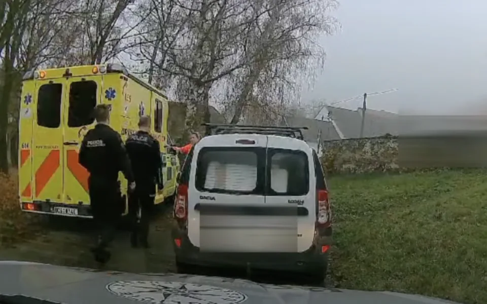 Holčička v pyžámku šla v mlze po frekventované silnici. Její opilá matka spala doma