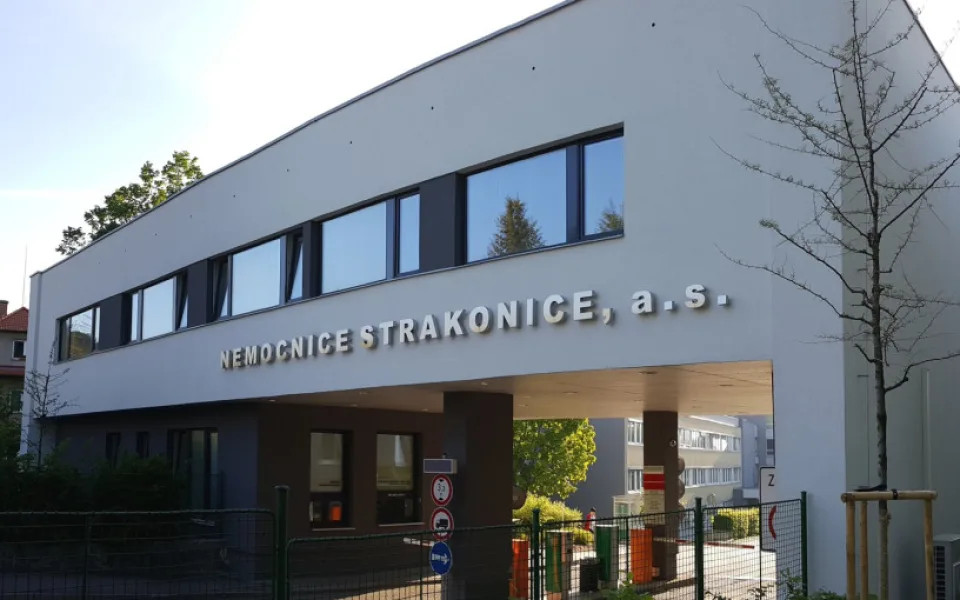 Fotovoltaické panely na střechách strakonické nemocnice sníží náklady na energii a zlepší komfort pacientů