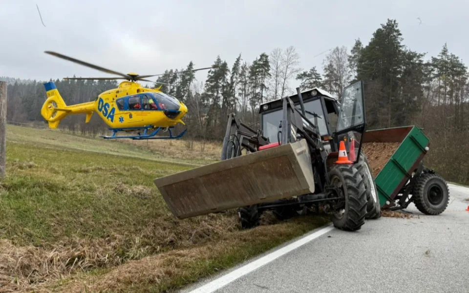 Vážná zranění, umělý spánek a dýchání pomocí přístrojů. Traktoristu u Lipnice přejel nezajištěný traktor