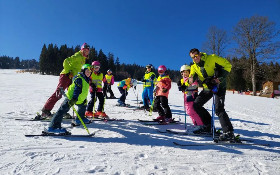 Prožij zimní sezonu na horách a připoj se do týmu Ski Zadov. Staň se instruktorem lyžování nebo snowboardingu