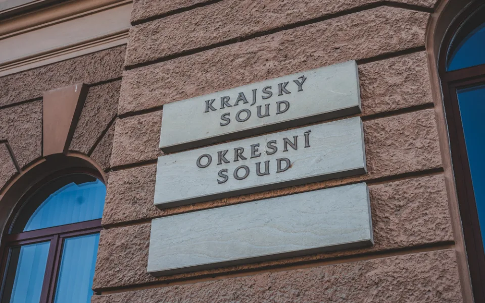 Za napadení muže s duhovou vlajkou uložil soud podmíněný trest