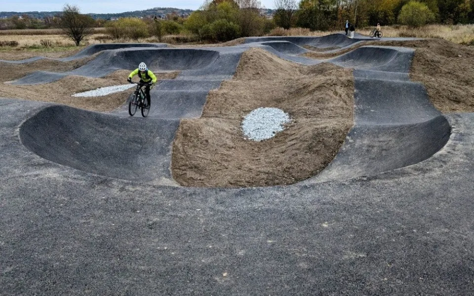 Město má se Složištěm velké plány. První vlaštovkou je otevření nové pumptrackové dráhy pro kola, skateboardy i koloběžky