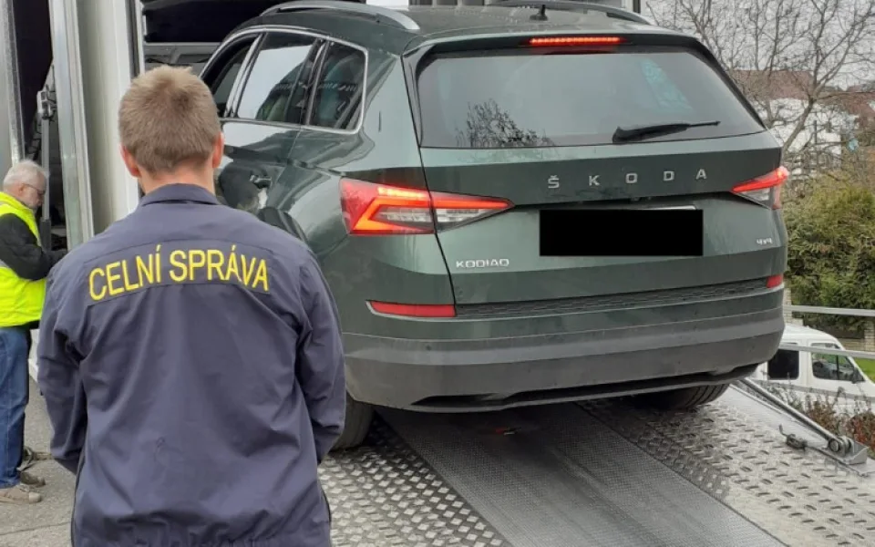 Policie zadržela skupinu, která v Česku nedanila zisky z taxislužeb. Stát připravila o 121 milionů