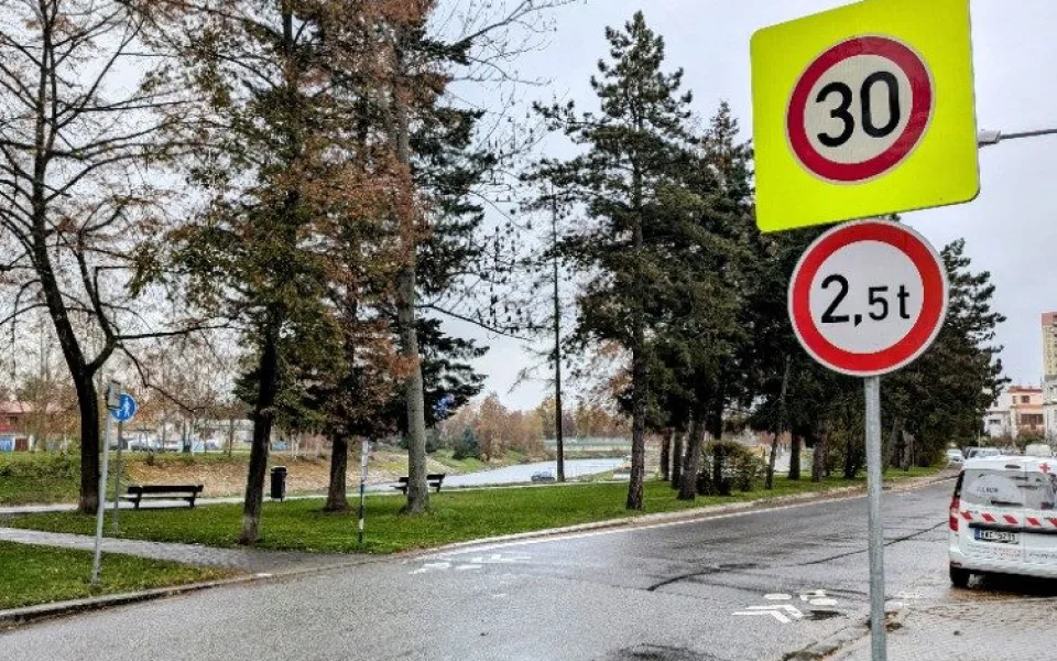 Cykloprovoz na Jiráskově nábřeží bude bezpečnější, město po vytrvalé kritice rozšířilo dopravní omezení