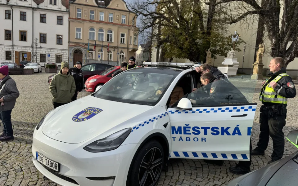 Táborští strážníci mají jako první v Česku služební Teslu Y. Při nákupu rozhodl poměr cena výkon