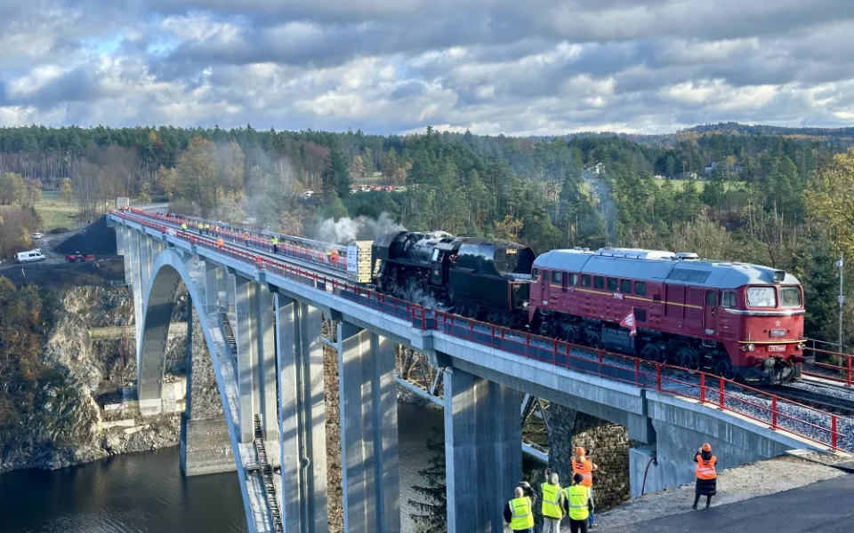 Nosnost mostu v Červené nad Vltavou prověřila dvojice historických lokomotiv