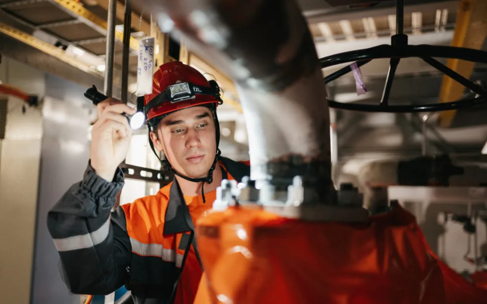 Vyučil se automechanikem, nyní pracuje jako ultrazvukový detektiv v Jaderné elektrárně Temelín
