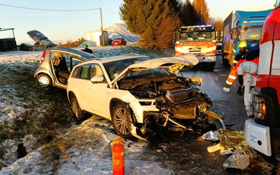 Silnice na některých místech namrzají. Policie řeší převrácený kamion nebo nehodu dvou aut