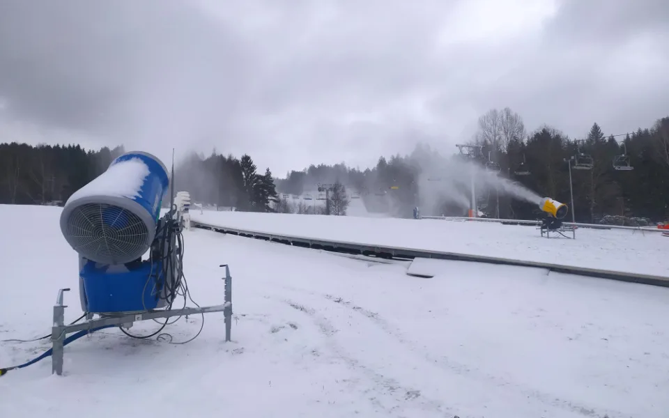 Skiareály Lipno a Zadov začaly zasněžovat sjezdovky, sezonu plánují zahájit po 6. prosinci