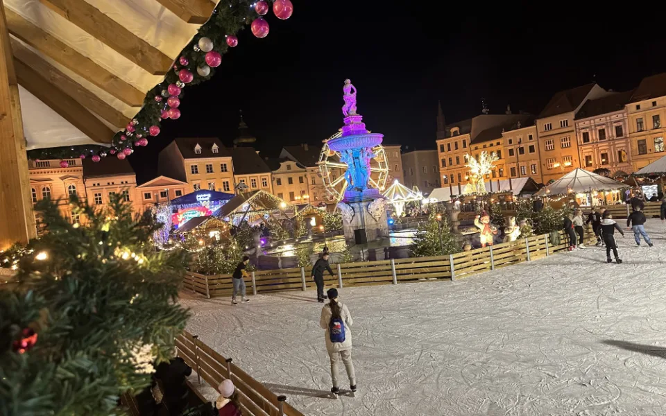 V adventním městečku je více než deset stánků s punčem, pomozte nám najít ten nejlepší