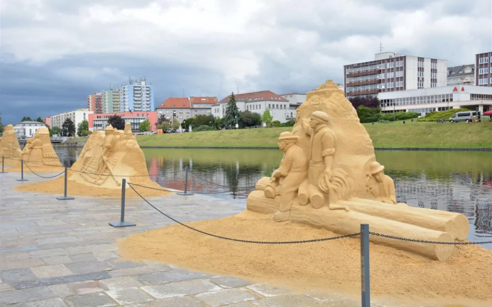 Z náplavky u řeky Otavy zmizí sochy z písku, město zdobily víc než půl roku